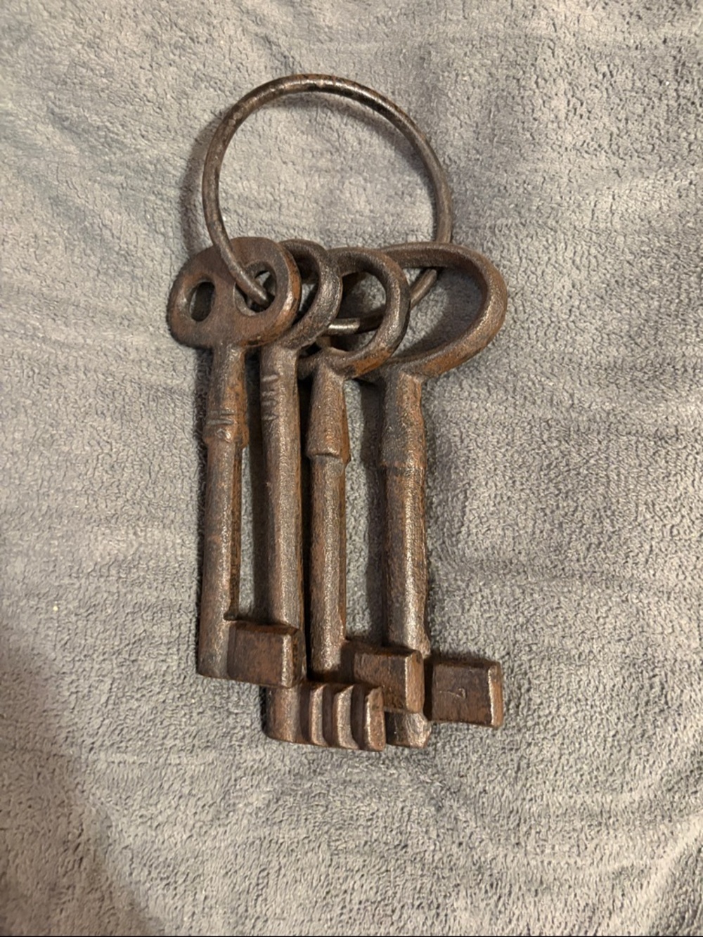 Rustic Brown Antique-Style Key Wall Decor - Decorative Metal Keys